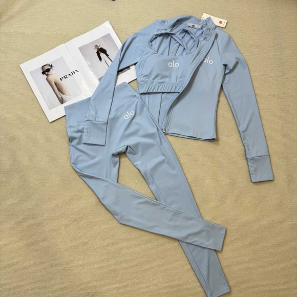 ALO Yoga Women's Light Blue Leggings Set - Picture 1 of 5